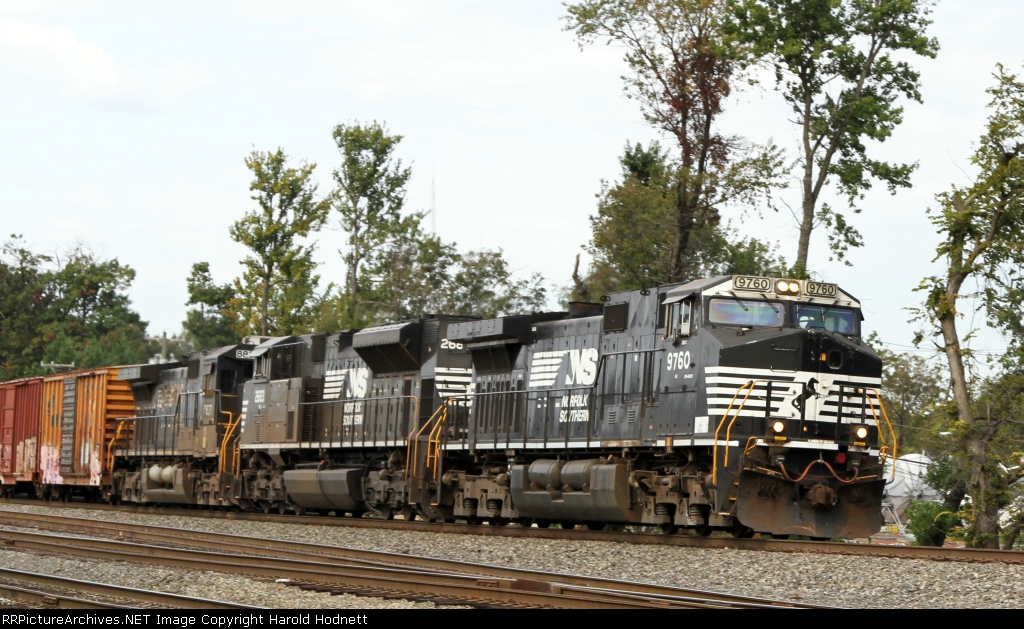 NS 9760 leads train 12R northbound